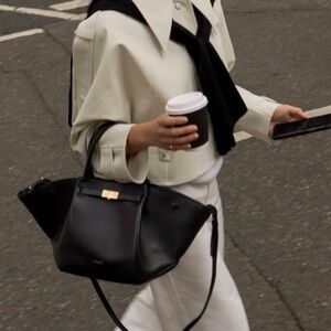 DEMELLIER LONDON! VERY FAMOUS AND USED BY CELEBRITIES! Is NEW YORK MEDIUM!